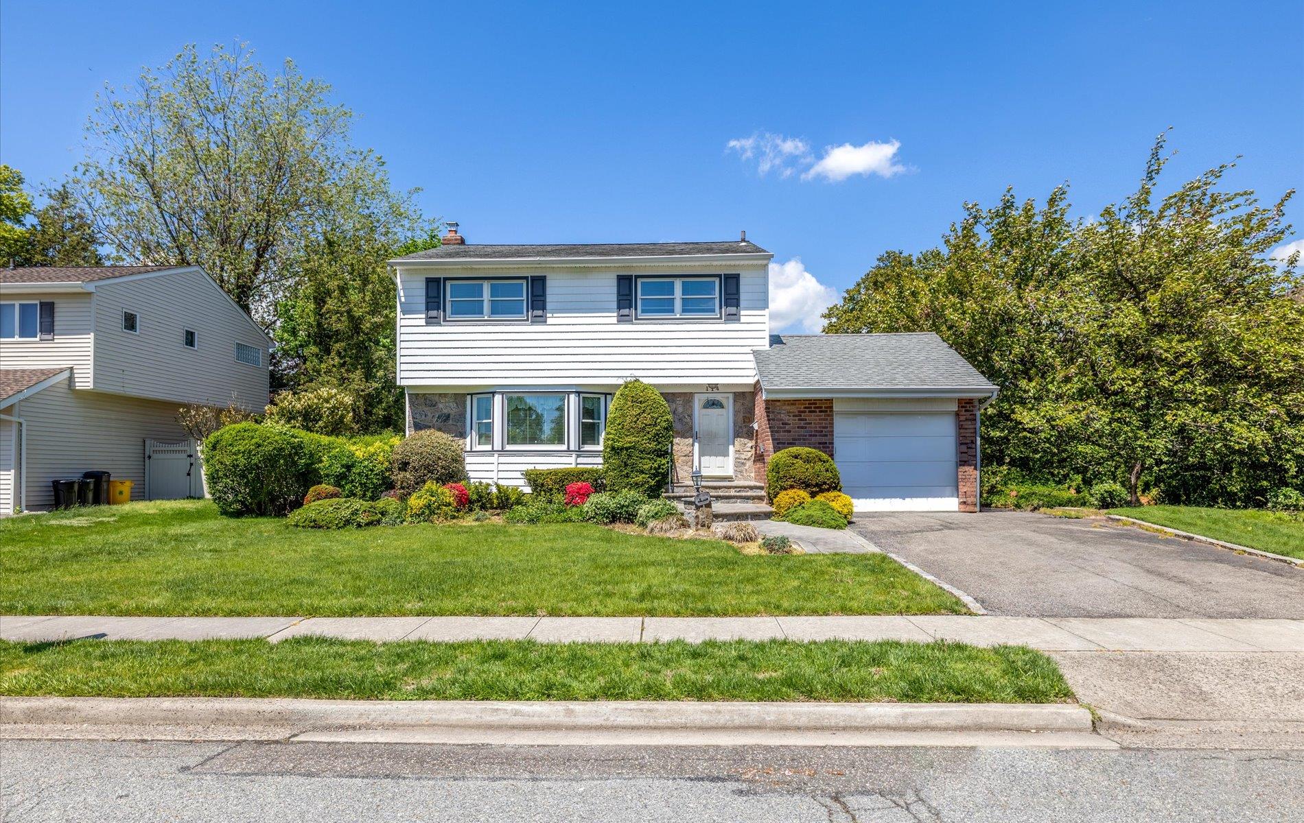 114 Schoharie Drive, Jericho, New York image 1