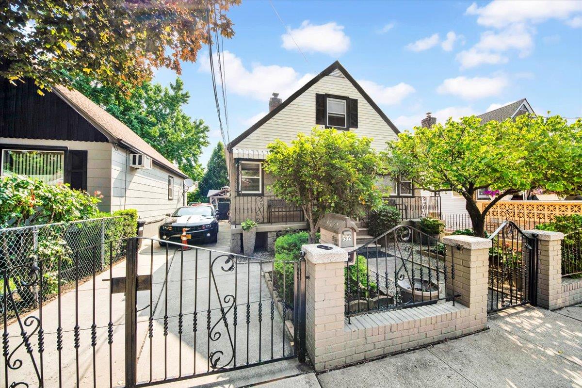 532 Saint Lawrence Avenue