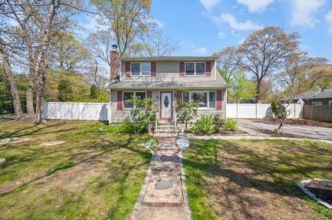 Photo of 41 Babylon Street, Mastic, NY 11950 (MLS # 981124)