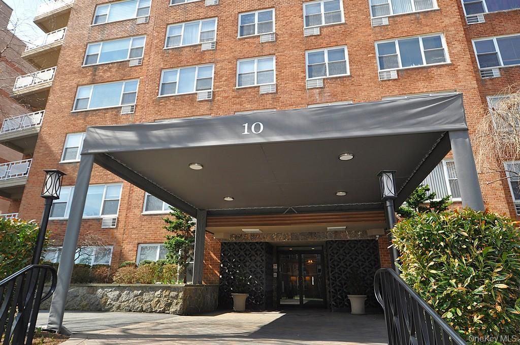 Photo of 10 Old Mamaroneck Road #2A, White Plains, NY 10605 (MLS # 975626)