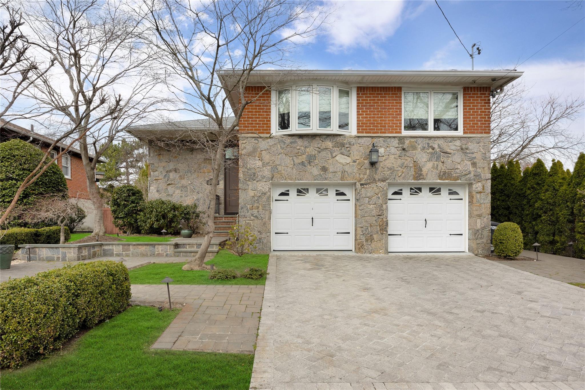 11                                                , Malba, Queens, NY - 4 Bedrooms  
3 Bathrooms  
6 Rooms - 