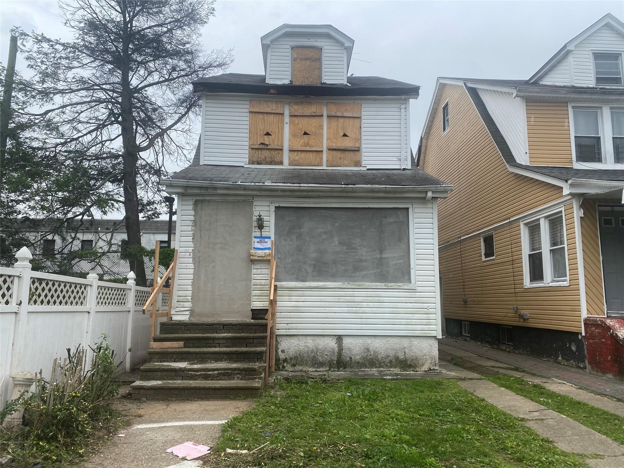116th Road, Saint Albans, Queens, NY - 3 Bedrooms  
1 Bathrooms  
6 Rooms - 