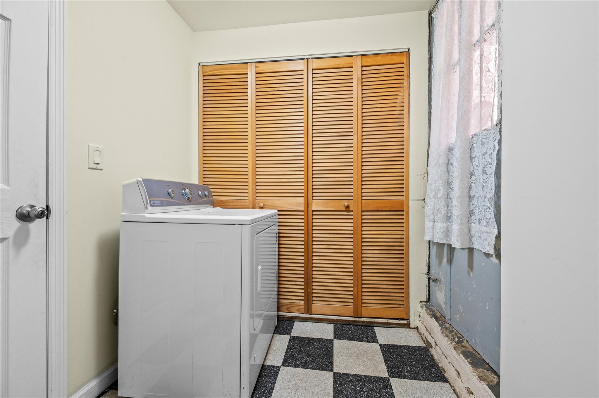 82-42 62nd Avenue, Middle Village, New York image 27