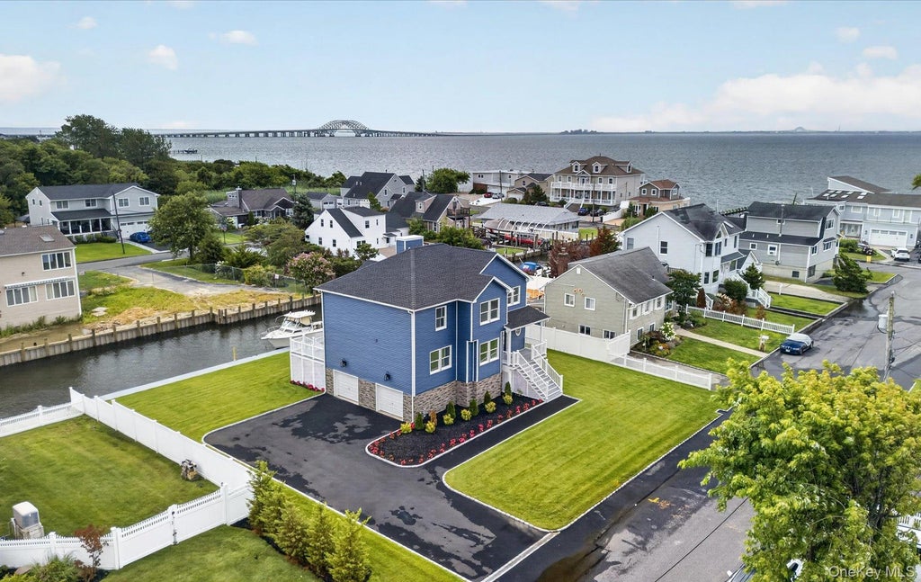 Photo of 851 W Bay Drive, West Islip, NY 11795 (MLS # 1032133)
