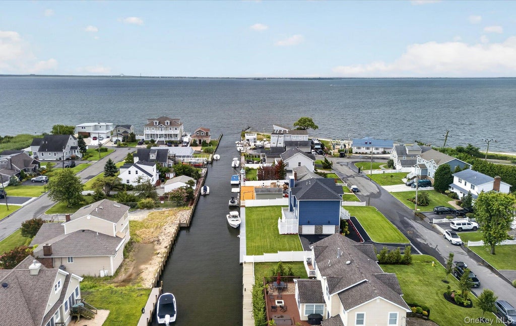 Photo of 851 W Bay Drive, West Islip, NY 11795 (MLS # 1032133)