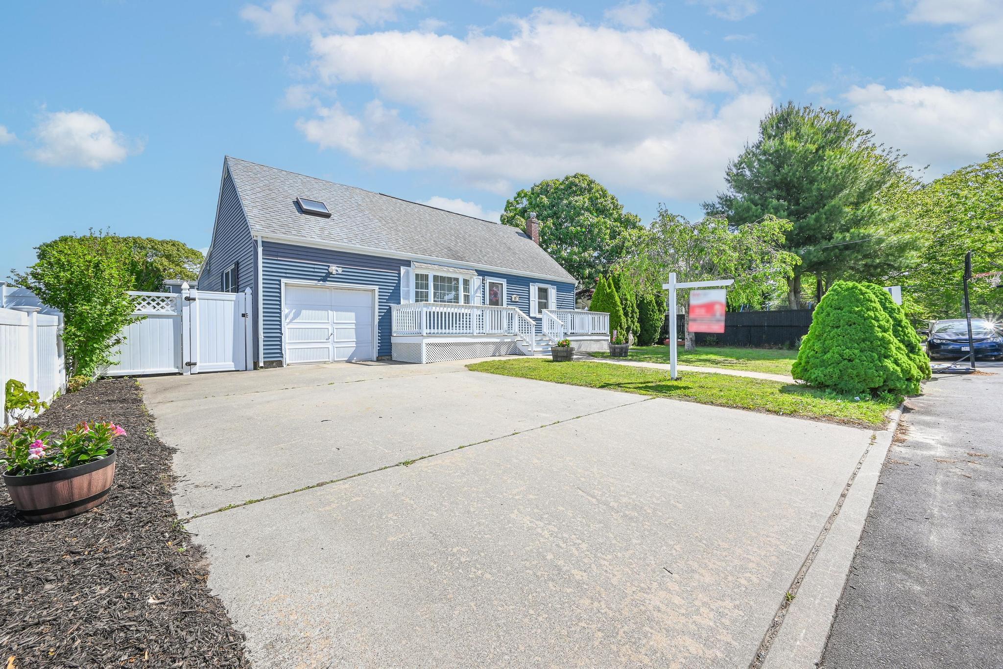27 Elaine Dr, Sayville, New York image 2