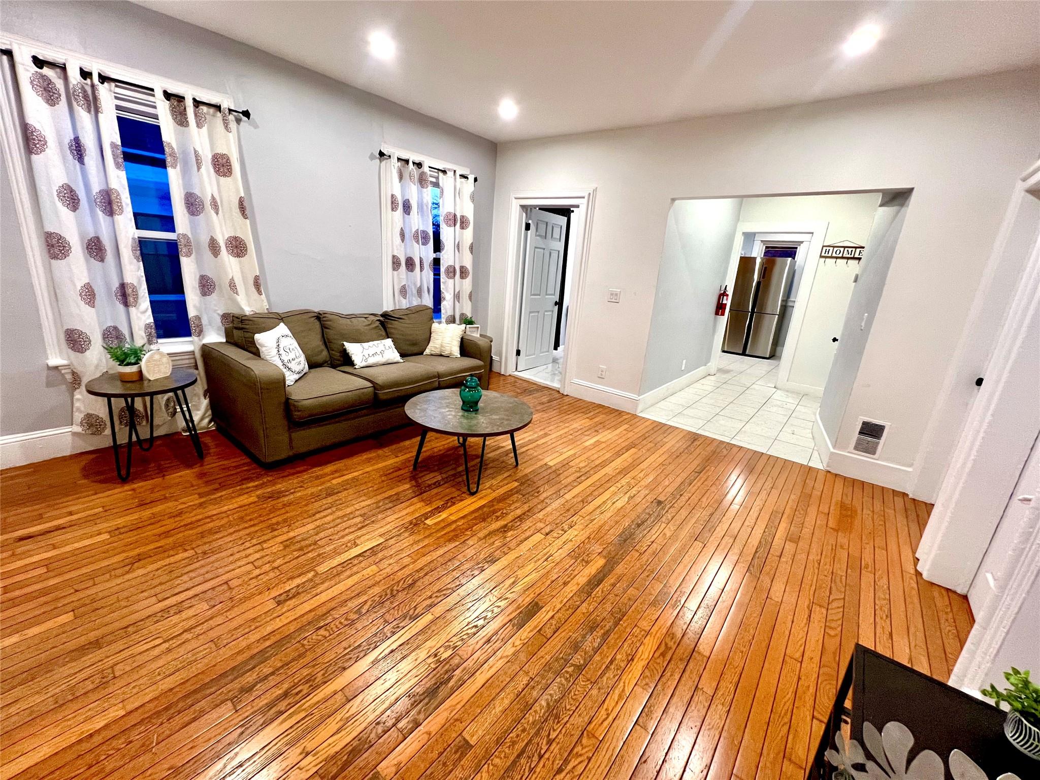 Academy Avenue 3, Middletown, New York - 3 Bedrooms  
1 Bathrooms  
6 Rooms - 