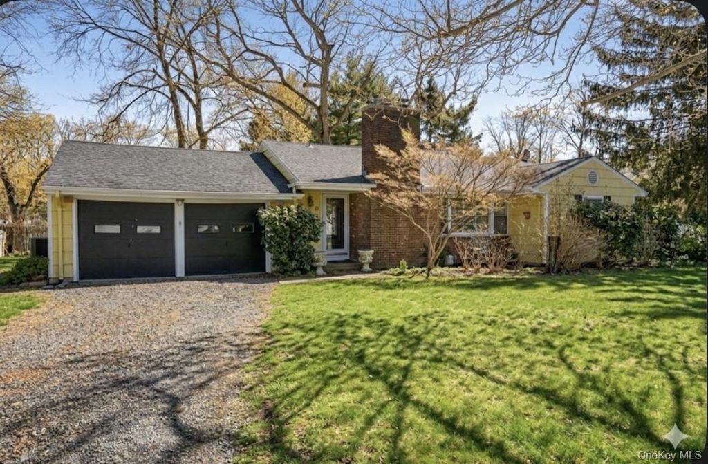 Photo of 8 Crestwood Drive, Huntington Station, NY 11746 (MLS # 856734)