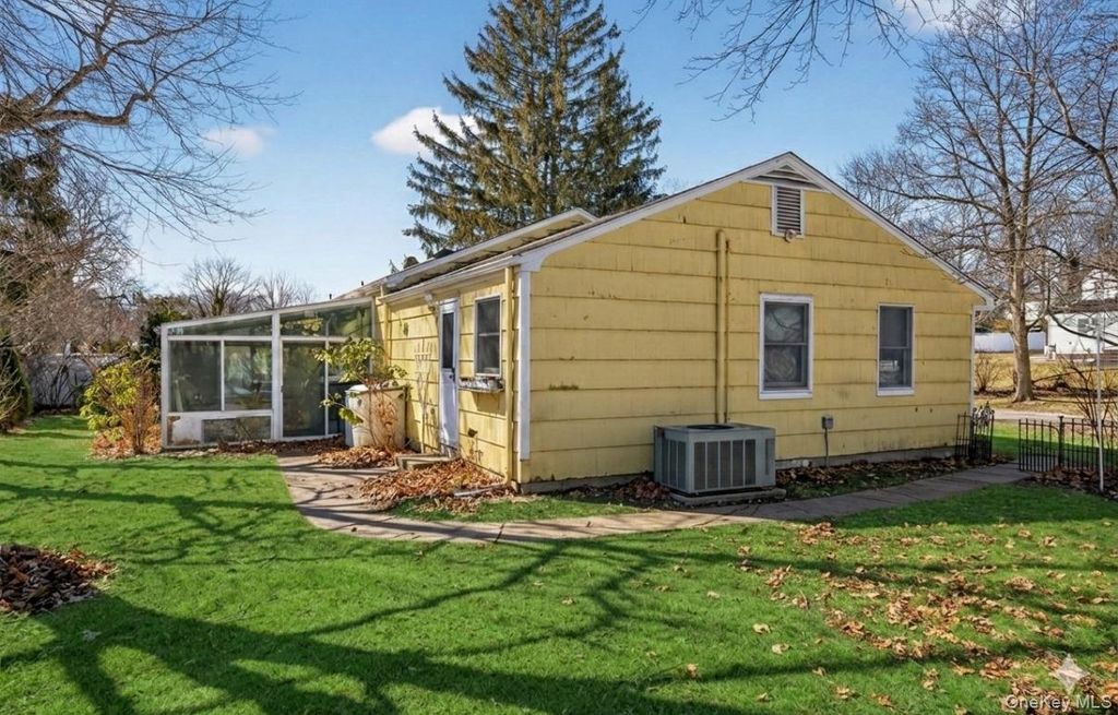 Photo of 8 Crestwood Drive, Huntington Station, NY 11746 (MLS # 856734)