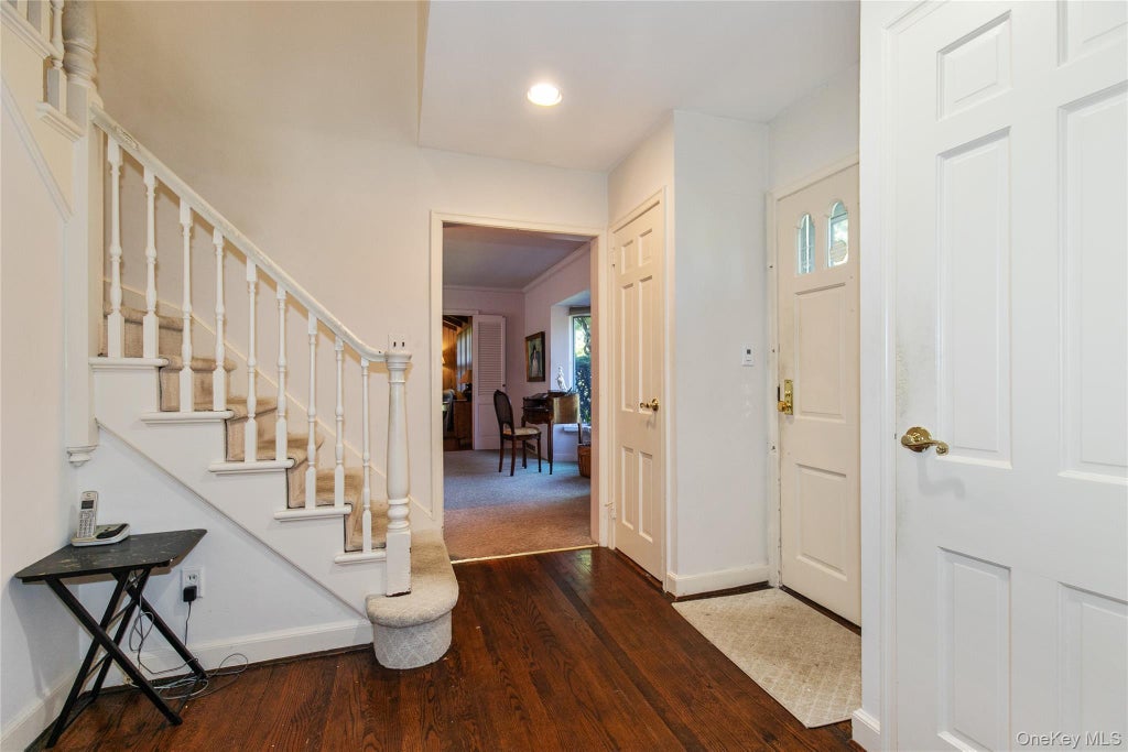 Photo of 16 Birch Hill Road, Great Neck, NY 11020 (MLS # 1051601)