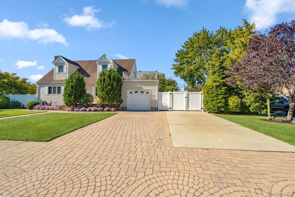 Photo of 91 15th Avenue, West Babylon, NY 11704 (MLS # 927477)