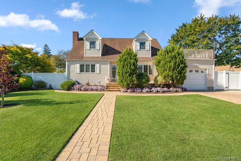 Photo of 91 15th Avenue, West Babylon, NY 11704 (MLS # 927477)