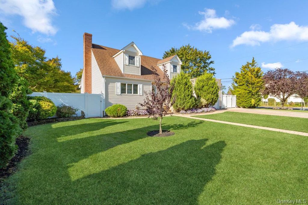 Photo of 91 15th Avenue, West Babylon, NY 11704 (MLS # 927477)