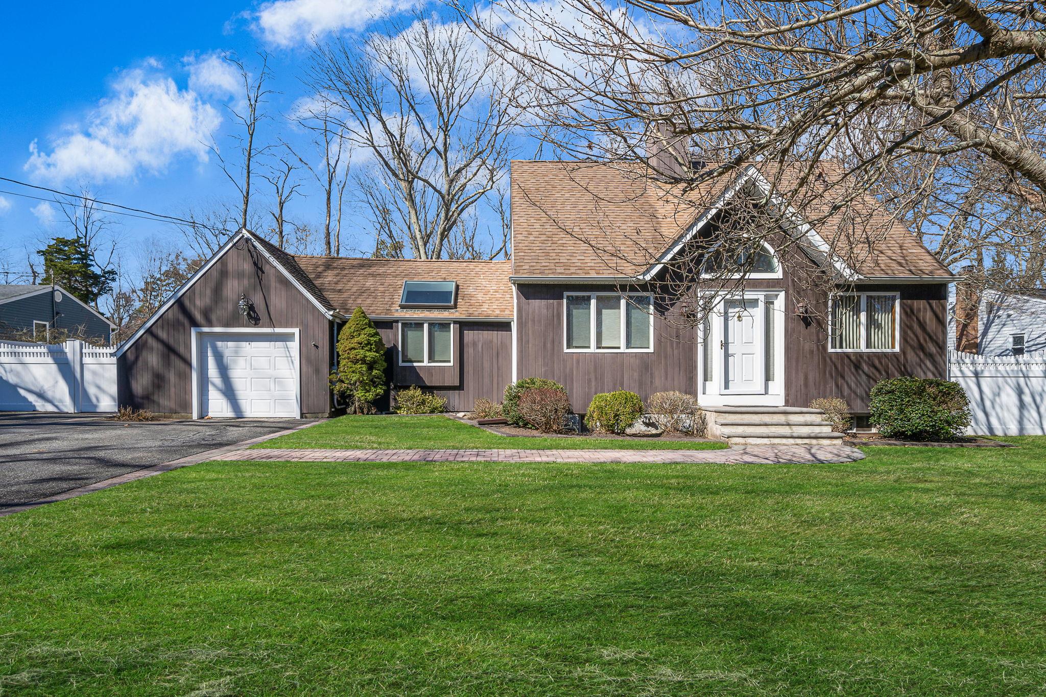 4 Lakeside Drive, Middle Island, New York image 1