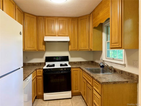 Apartment For Rent - 7 Gables Court<br/> Suffolk County, Dix Hills, NY 11746