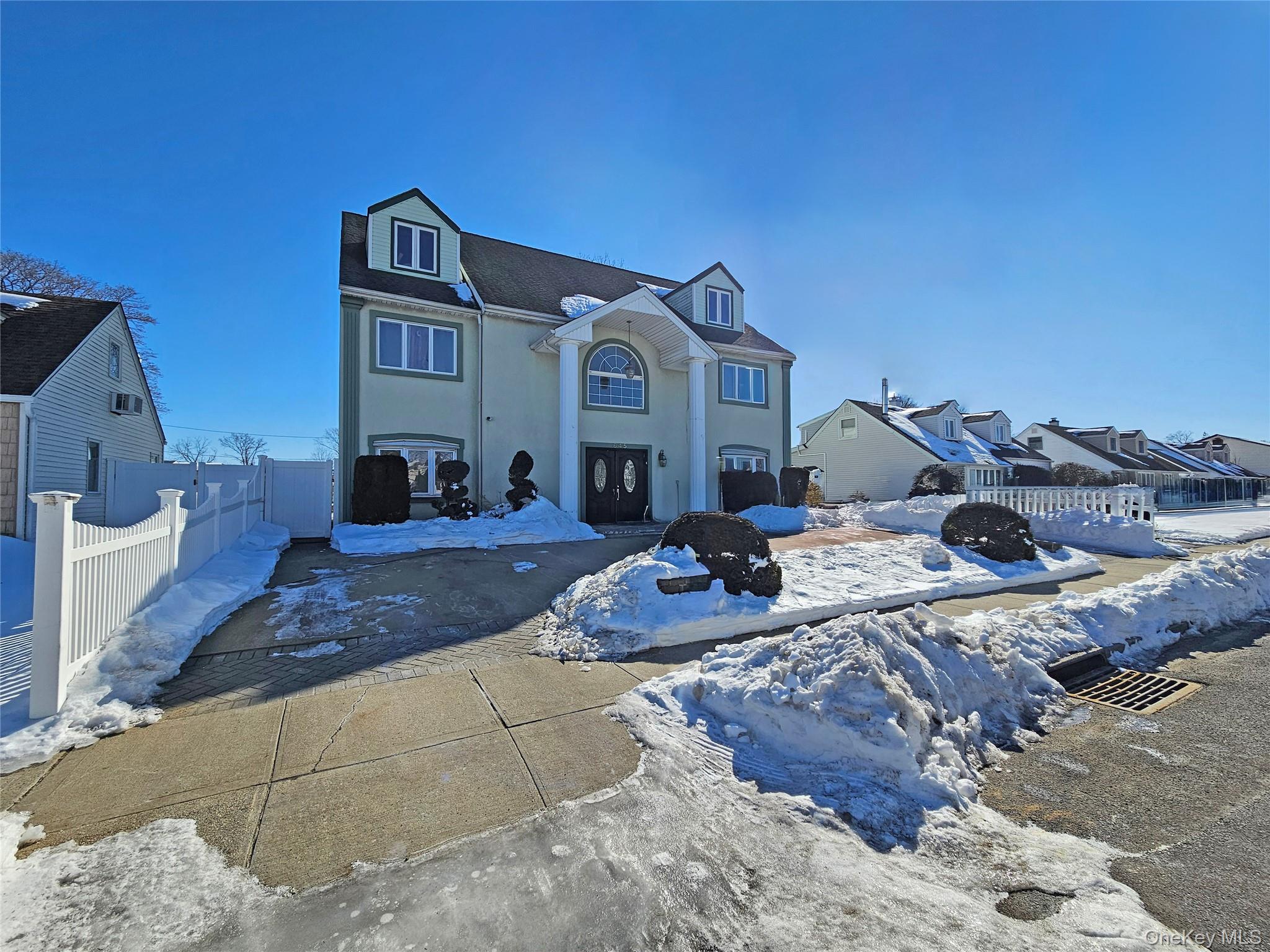 645 W Wyngate Drive W