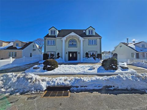 645 W Wyngate Drive W Valley Stream NY 11580