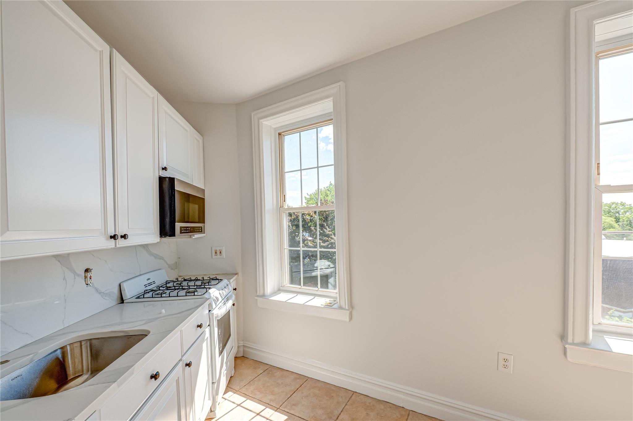 12 Hamilton Place #D11, Garden City, New York image 3