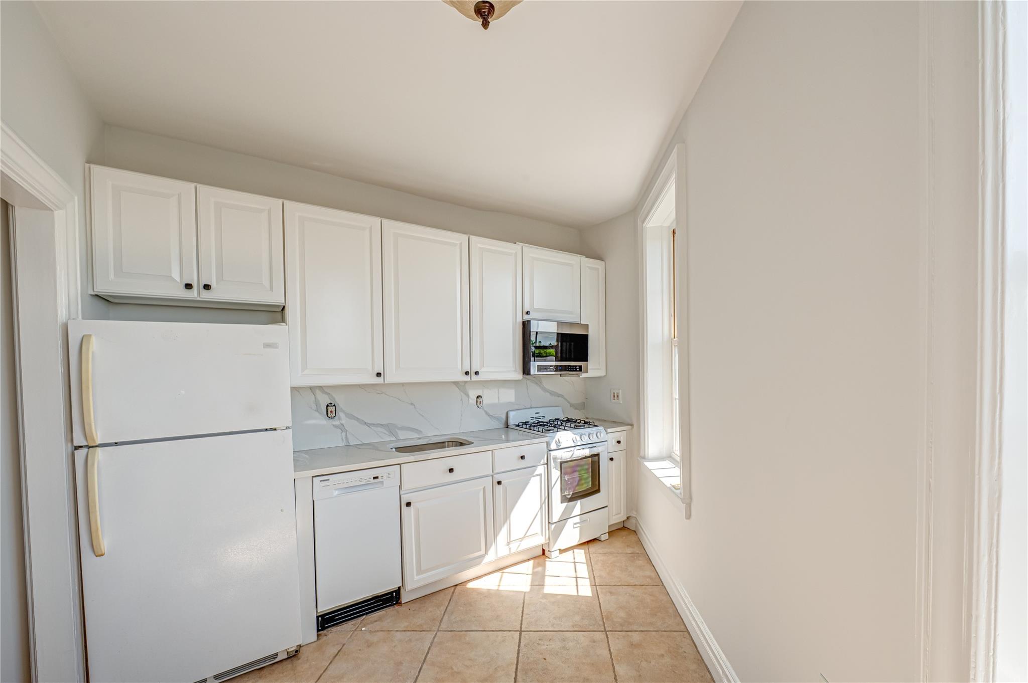12 Hamilton Place #D11, Garden City, New York image 2
