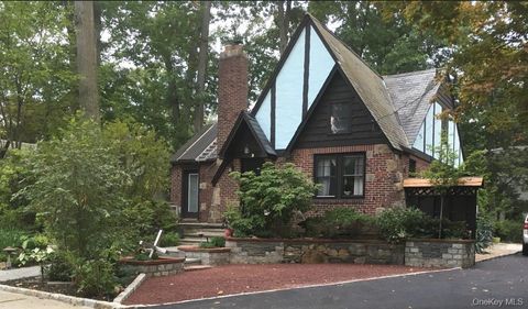 Homes For Sale - 3 Crestwood Place<br/> Great Neck, NY 11024