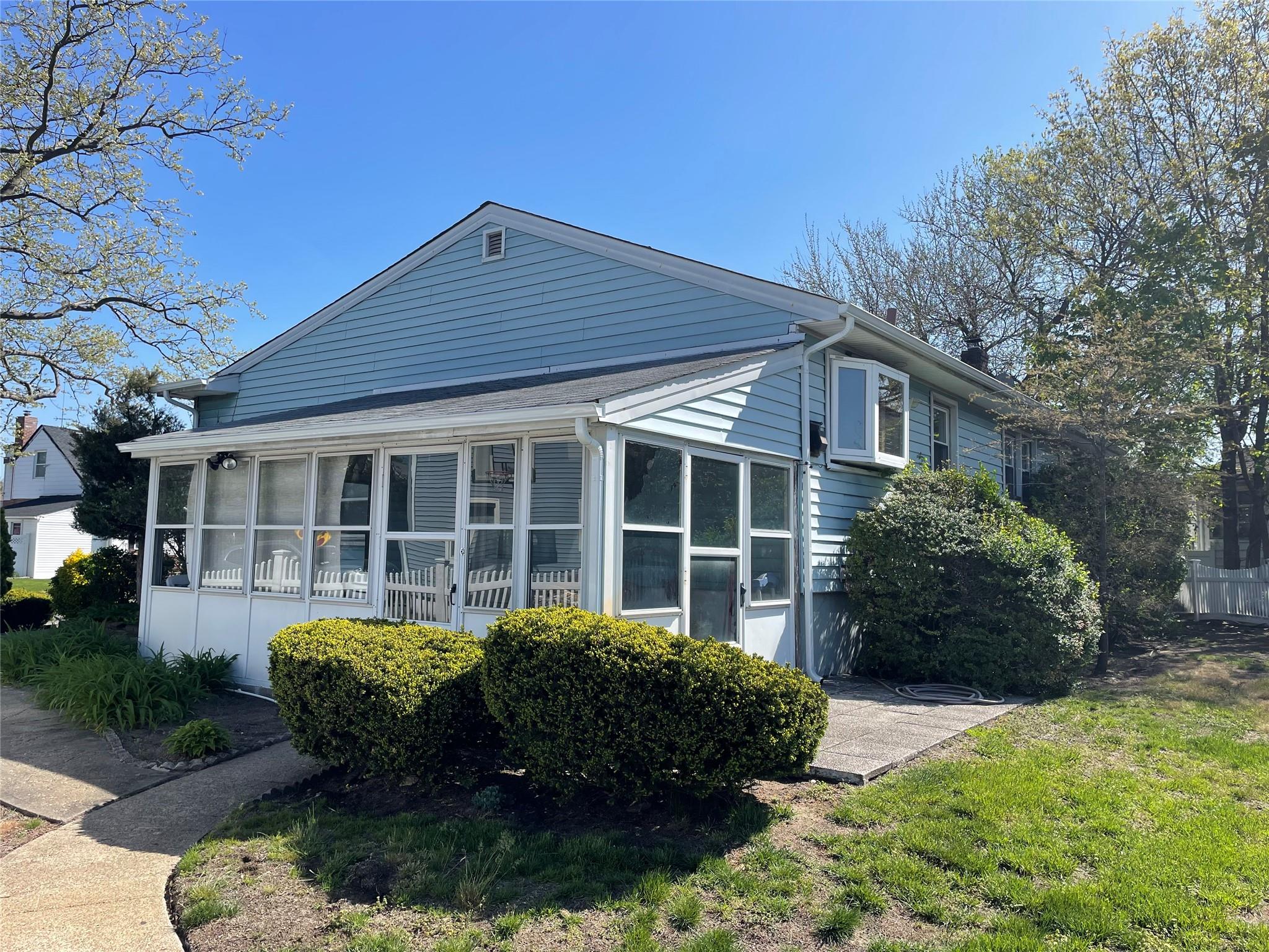 21 Flower Road, Valley Stream, New York image 2