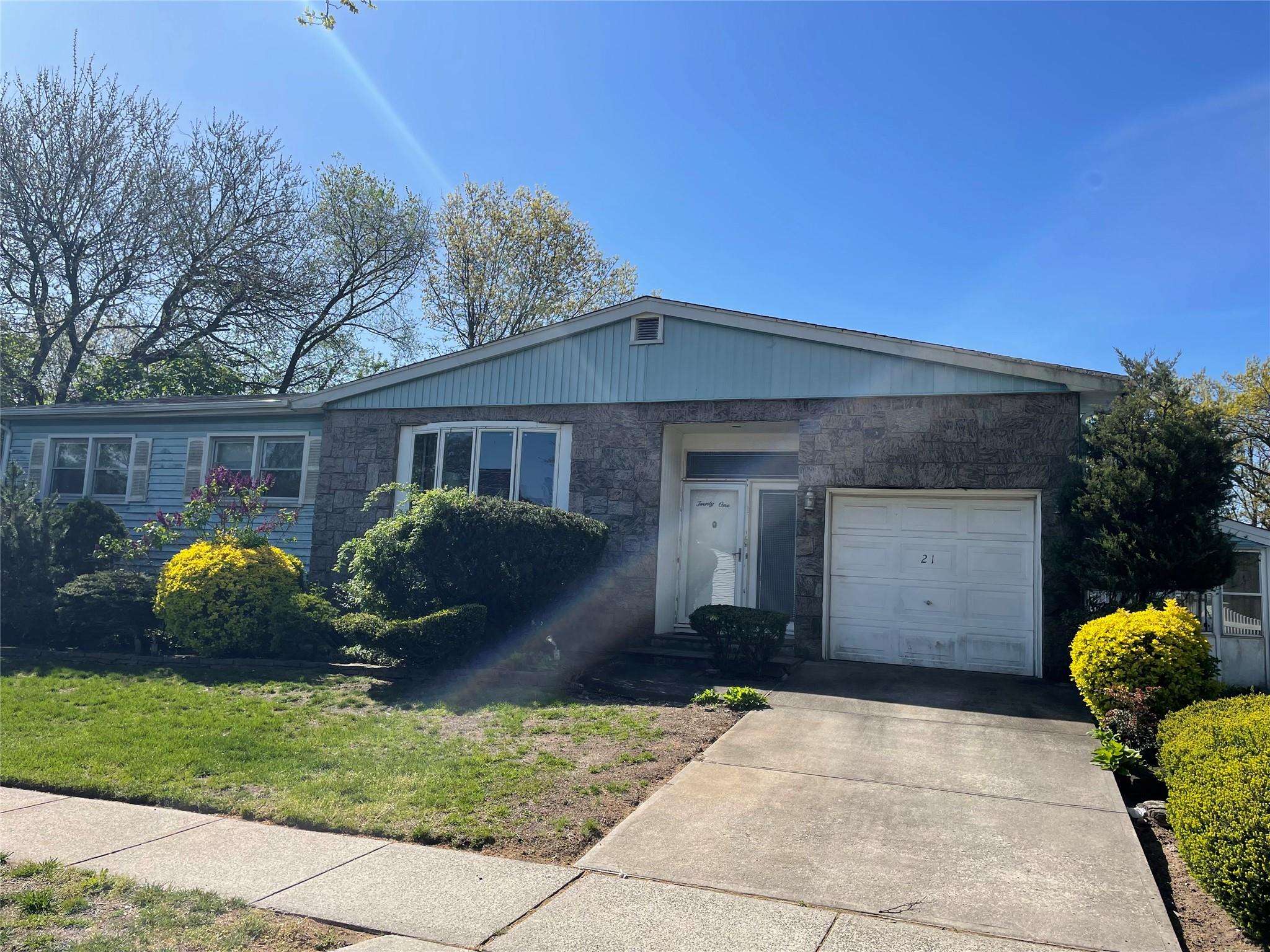 21 Flower Road, Valley Stream, New York image 1