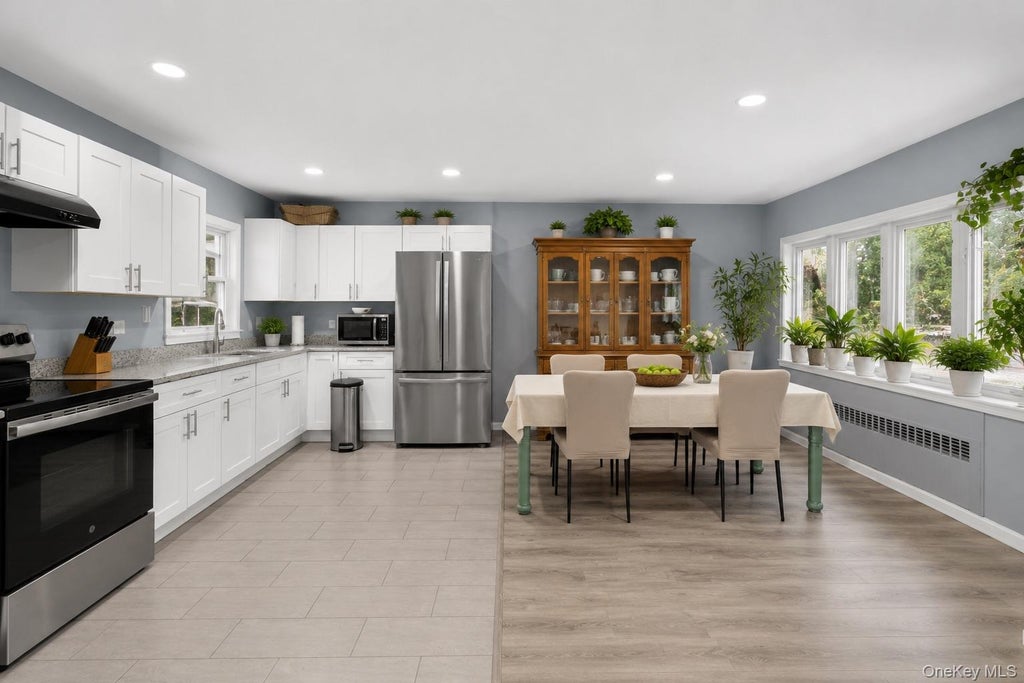 Photo of 25 Putnam Avenue, West Babylon, NY 11704 (MLS # 1032074)
