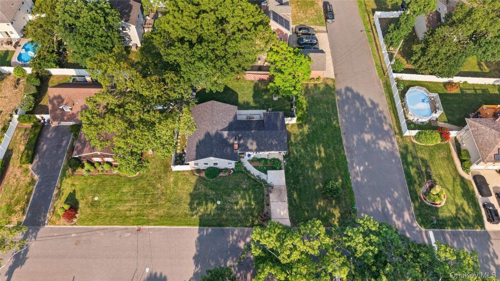 Photo of 25 Putnam Avenue, West Babylon, NY 11704 (MLS # 1032074)