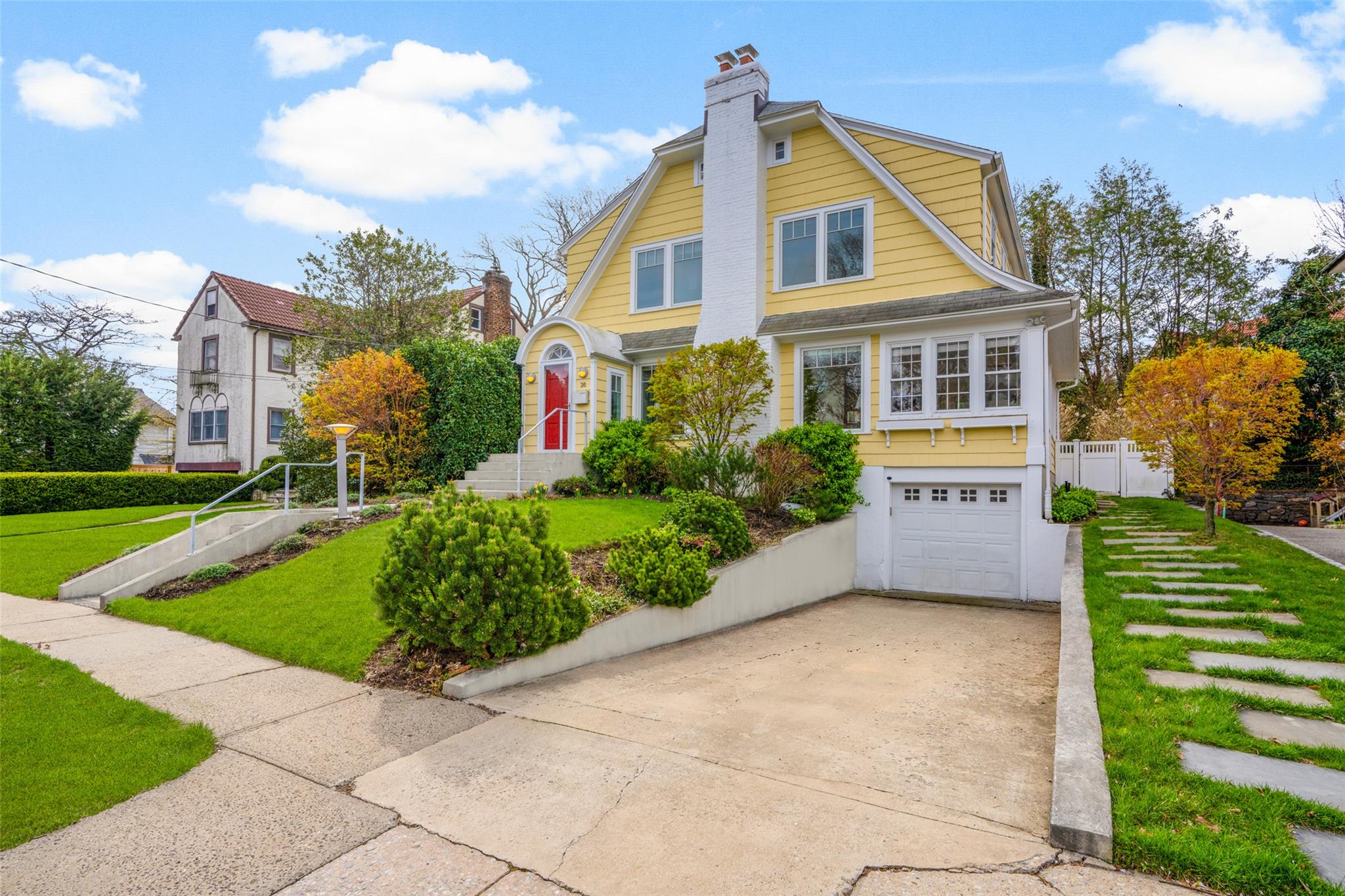 Stellar Place, Pelham, New York - 4 Bedrooms  
3 Bathrooms  
10 Rooms - 