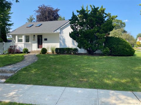 Photo of 5 Cheshire Avenue, Syosset, NY 11791 (MLS # 1028976)