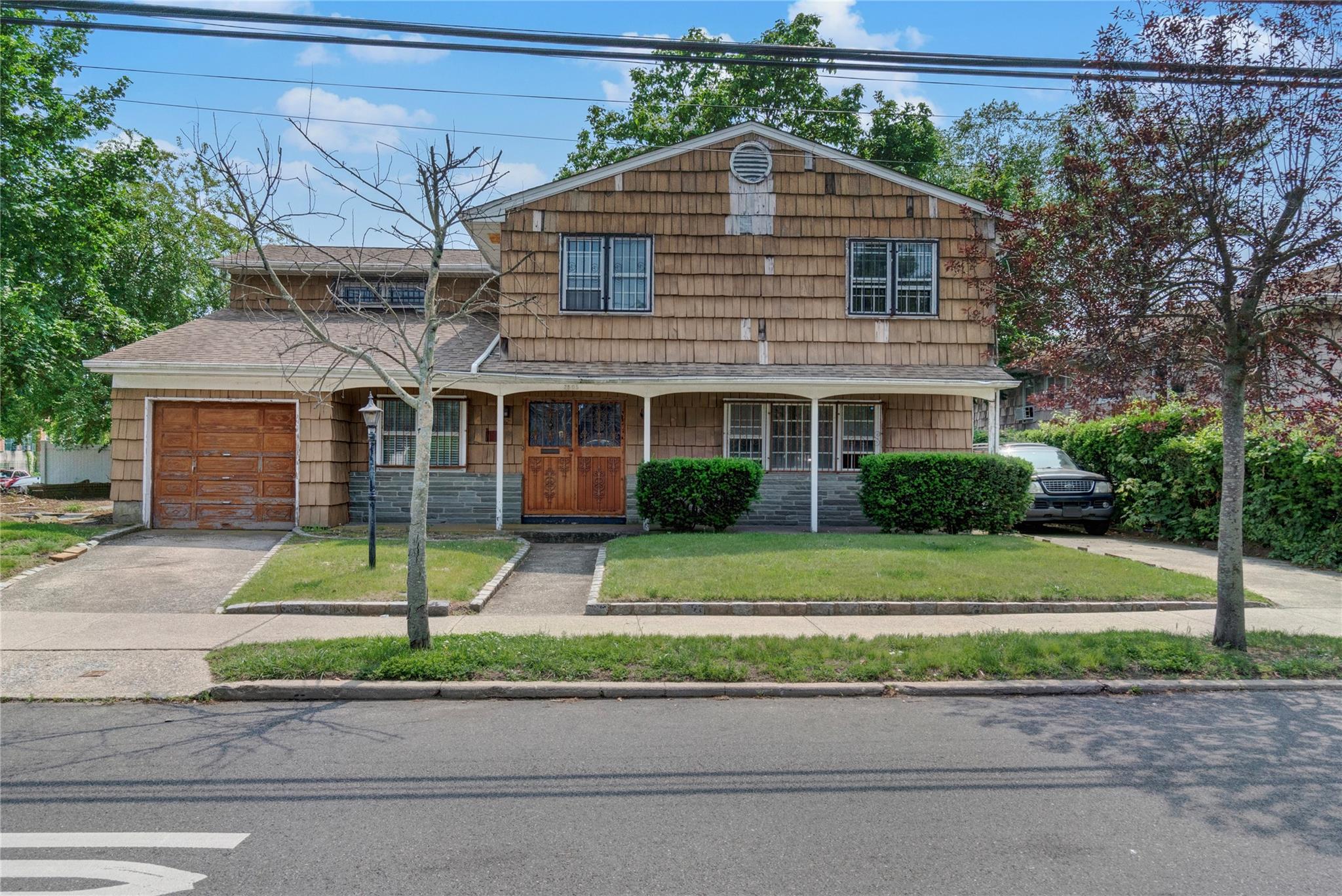 Mott Avenue, Far Rockaway, Queens, NY - 4 Bedrooms  
3 Bathrooms  
8 Rooms - 