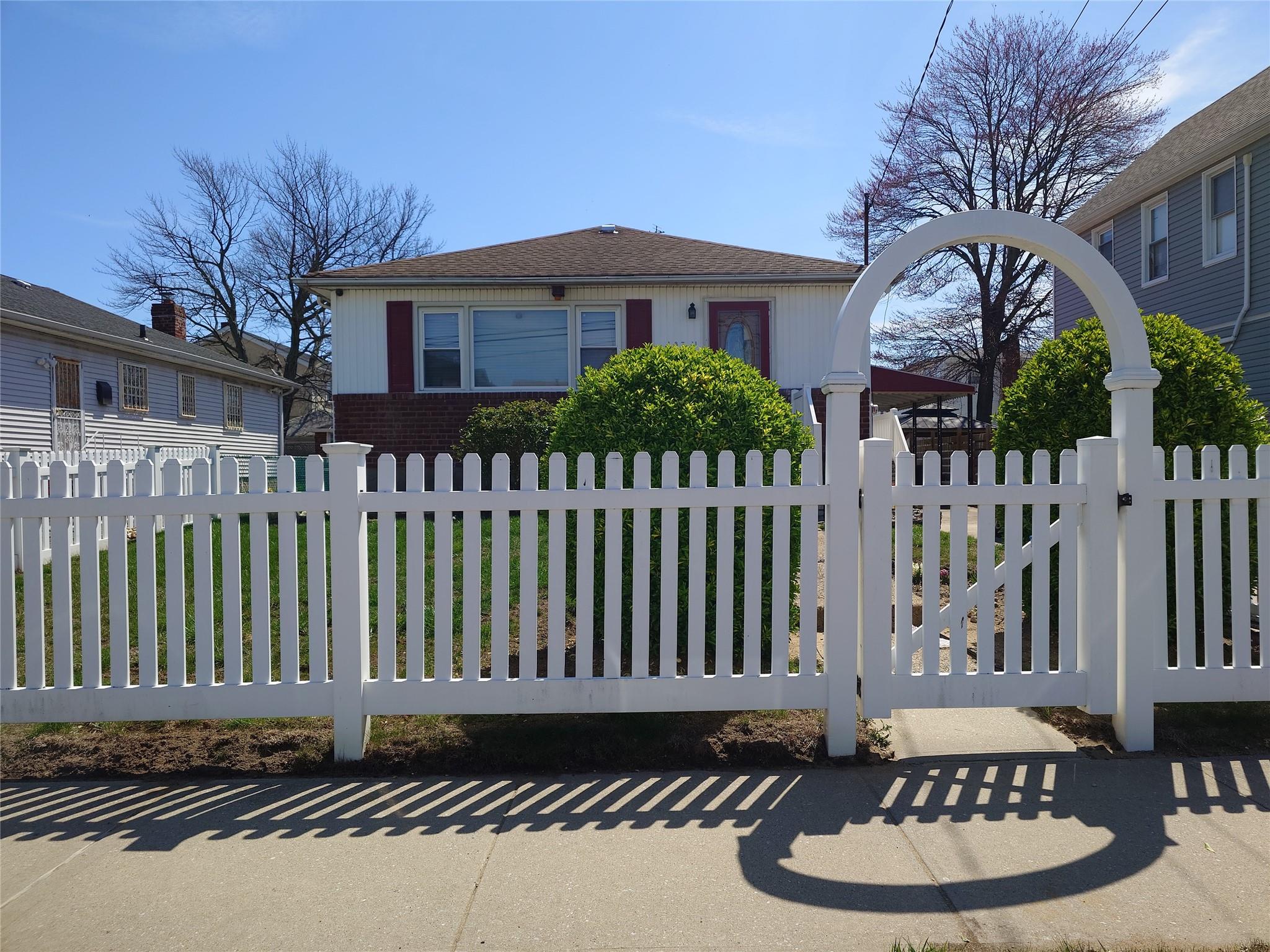 Property for Sale at 250th Street, Rosedale, Queens, NY - Bedrooms: 3 
Bathrooms: 2 
Rooms: 6  - $699,990