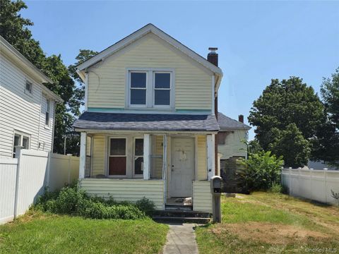 Homes For Sale - 31 Union Ave Ave<br/> Patchogue, NY 11772