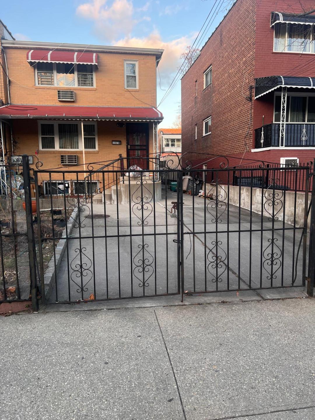 Rental Property at E 224th Street 1 And 2, Bronx, New York - Bedrooms: 3 
Bathrooms: 1  - $3,600 MO.