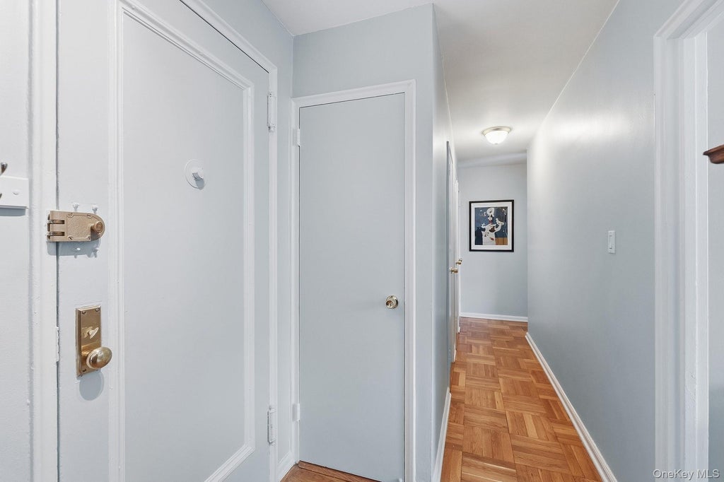 Photo of 60 Knolls Crescent #10L, Bronx, NY 10463 (MLS # 1055271)