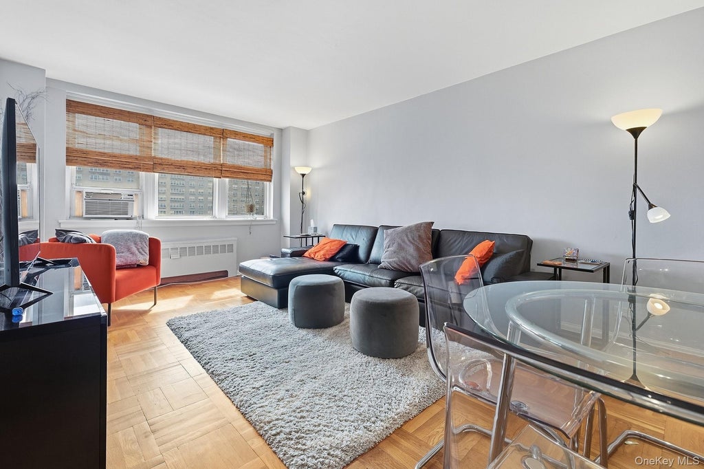 Photo of 60 Knolls Crescent #10L, Bronx, NY 10463 (MLS # 1055271)