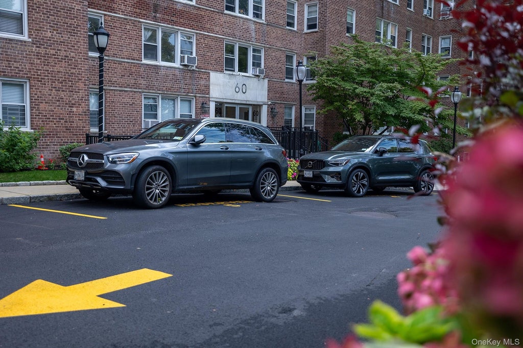 Photo of 60 Knolls Crescent #10L, Bronx, NY 10463 (MLS # 1055271)