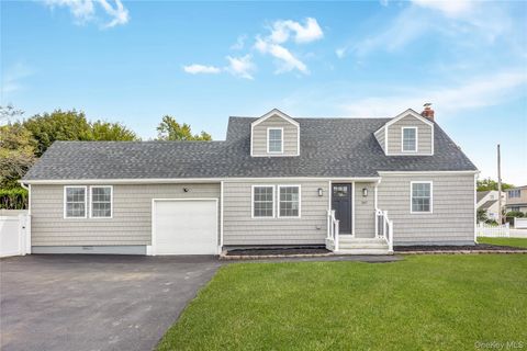Photo of 547 17th Street, West Babylon, NY 11704 (MLS # 919950)
