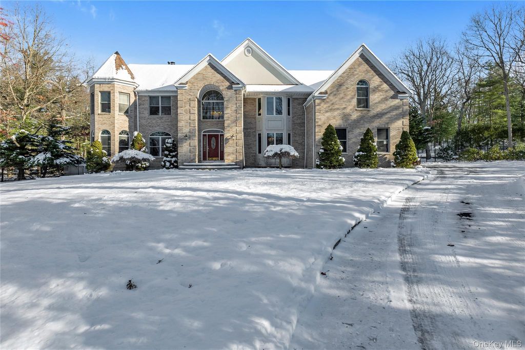 Photo of 7 Pitch Pine Court, Northport, NY 11768 (MLS # 943516)