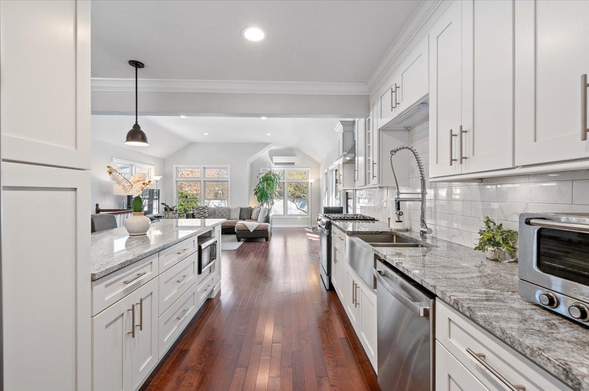 54 Circle Drive, Syosset, New York image 7