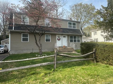 Photo of 90 Coles Street, Glen Cove, NY 11542 (MLS # 990018)