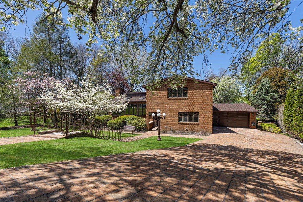 Property for Sale at Lark Avenue, White Plains, New York - Bedrooms: 5 
Bathrooms: 3 
Rooms: 10  - $899,000