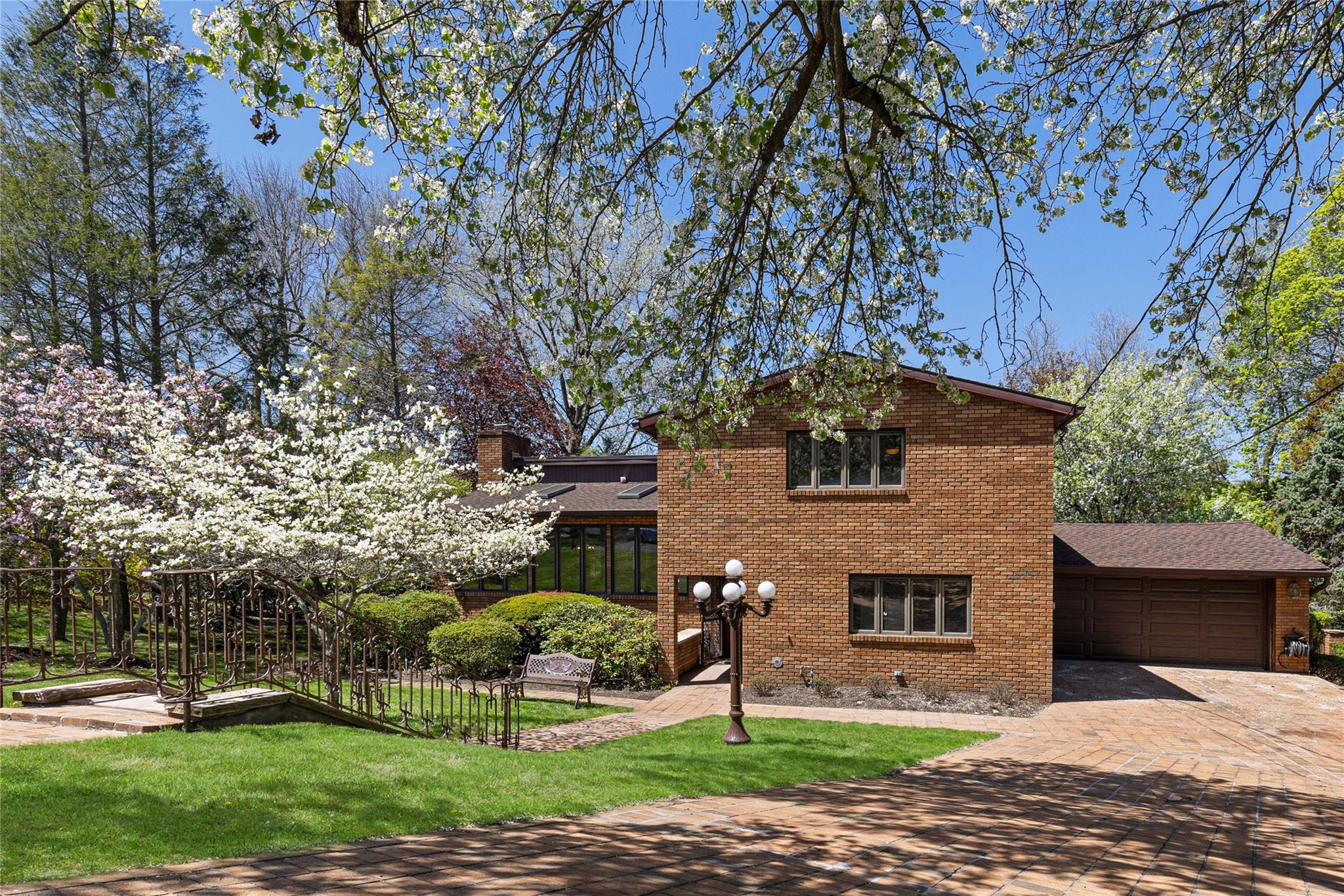 Lark Avenue, White Plains, New York - 5 Bedrooms  
3 Bathrooms  
10 Rooms - 