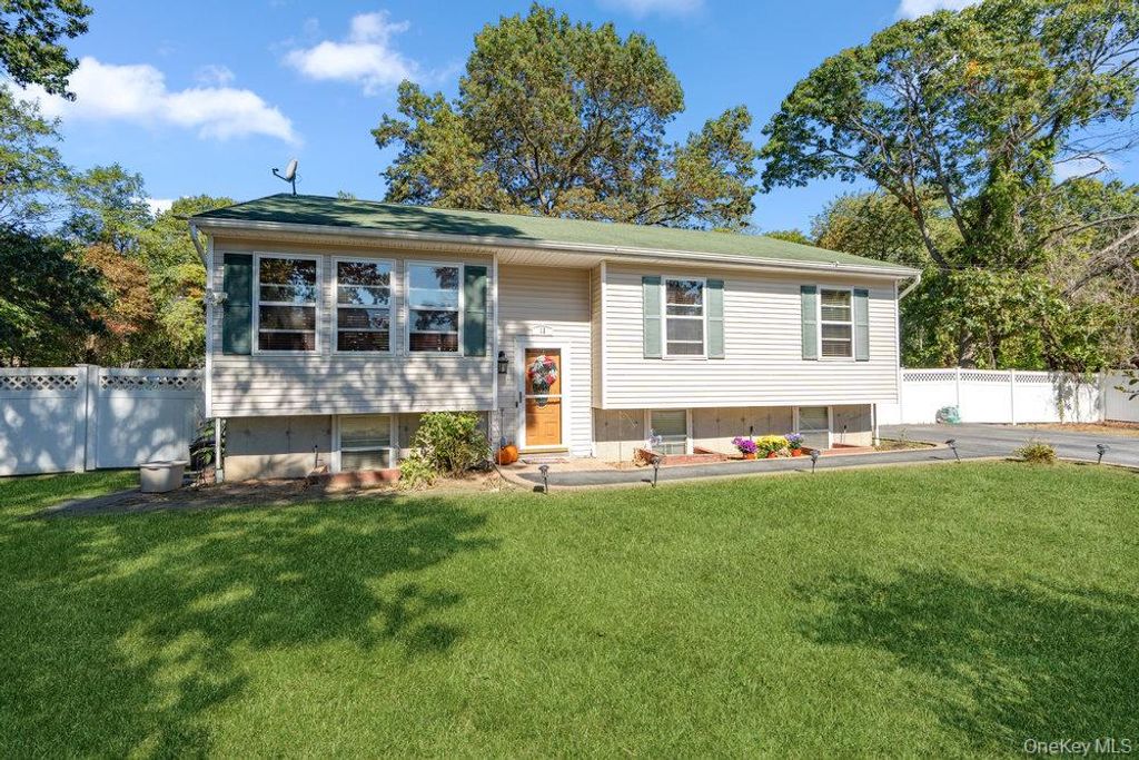 Photo of 15 New York Avenue, Bay Shore, NY 11706 (MLS # 921822)