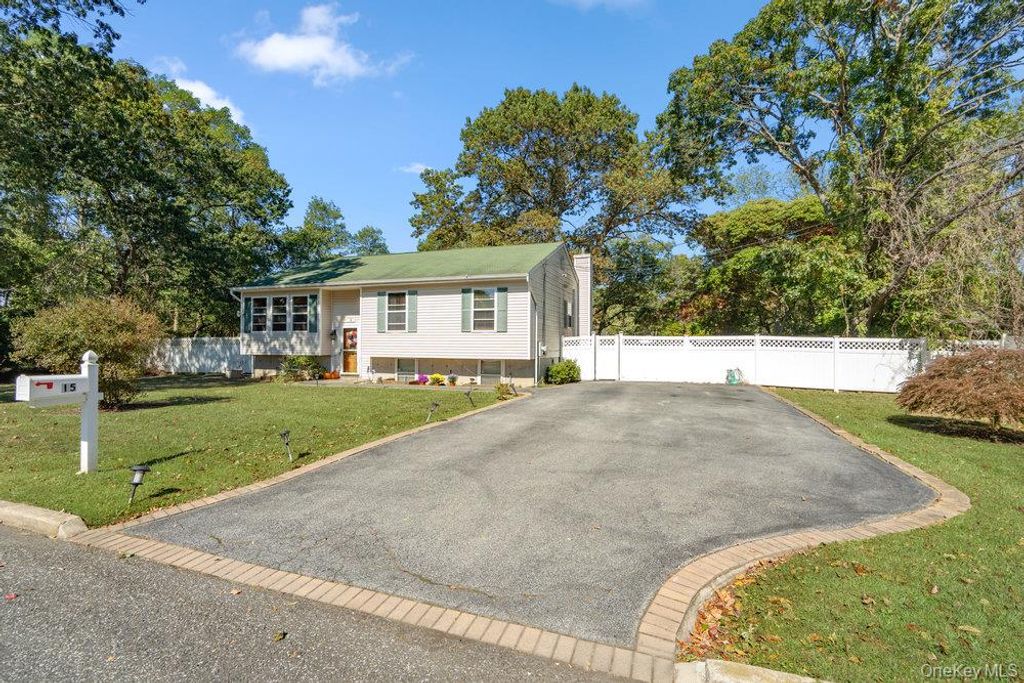 Photo of 15 New York Avenue, Bay Shore, NY 11706 (MLS # 921822)