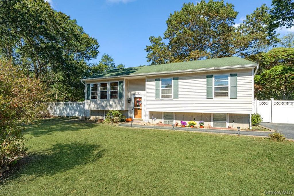 Photo of 15 New York Avenue, Bay Shore, NY 11706 (MLS # 921822)