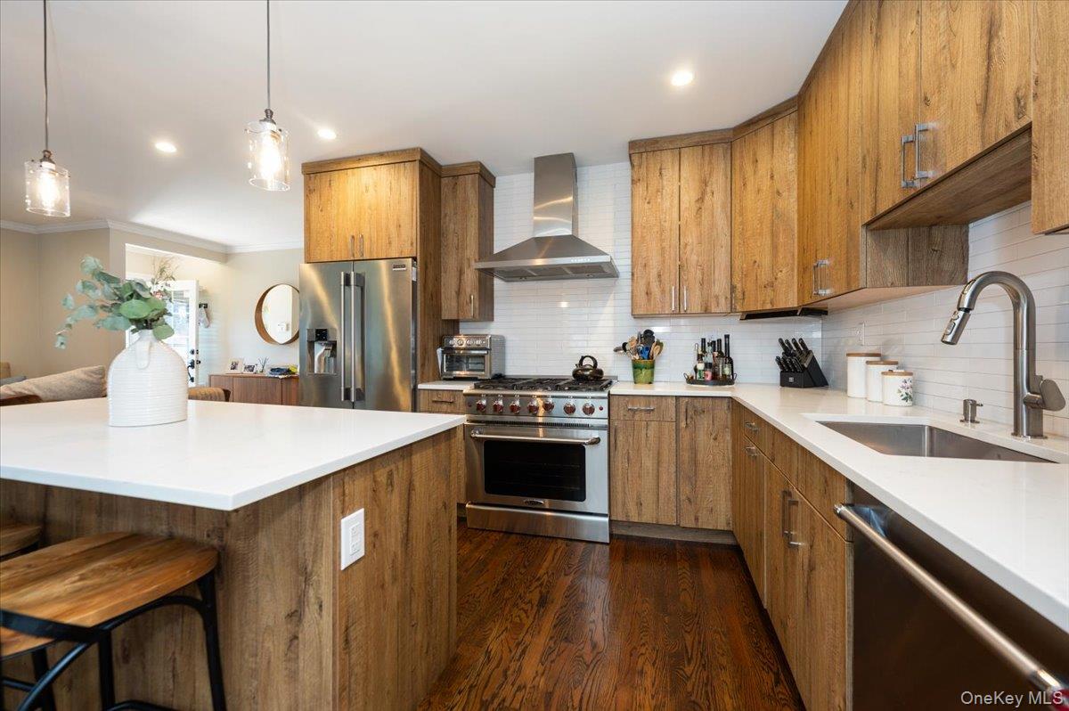 Atlantic Beach, New York 11509, United States, 4 Bedrooms Bedrooms, ,3 BathroomsBathrooms,Residential,Active,210094