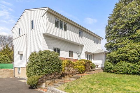 Photo of 69 Amsterdam Road, Smithtown, NY 11787 (MLS # 981194)