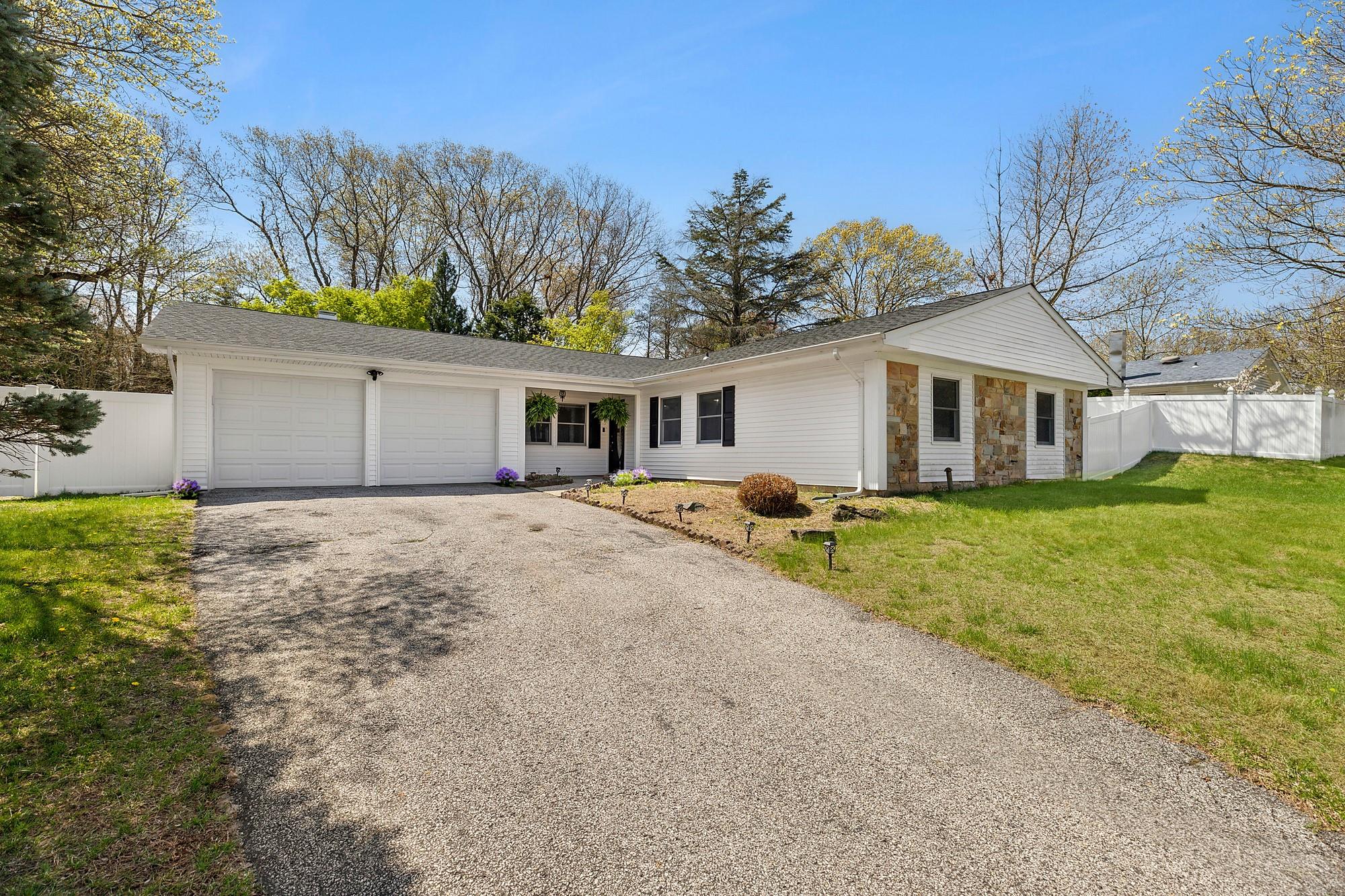 4 Wellsley Court, Coram, New York image 1