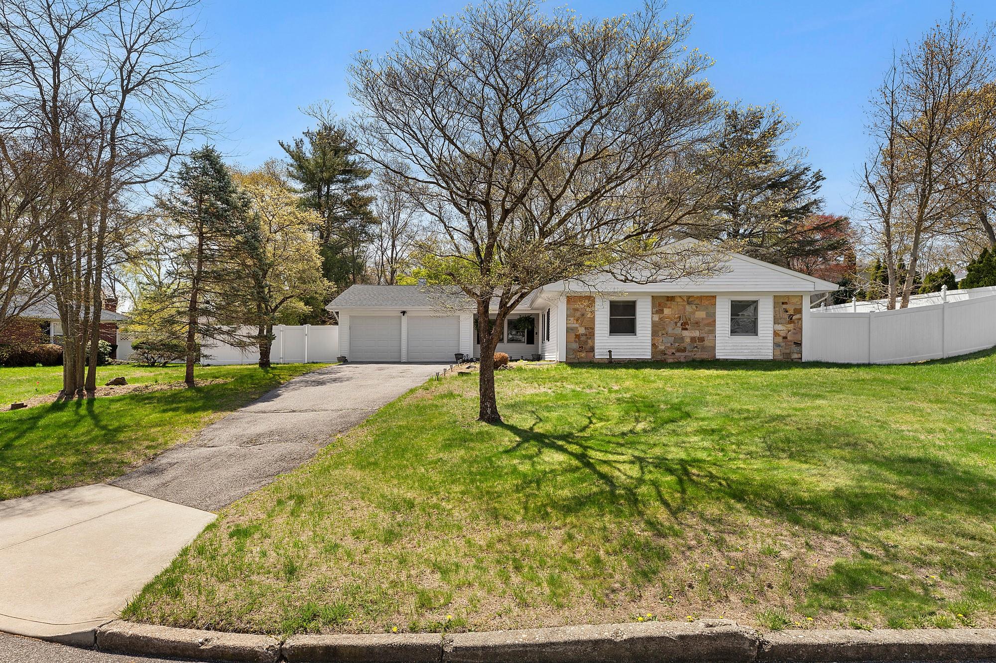 4 Wellsley Court, Coram, New York image 19
